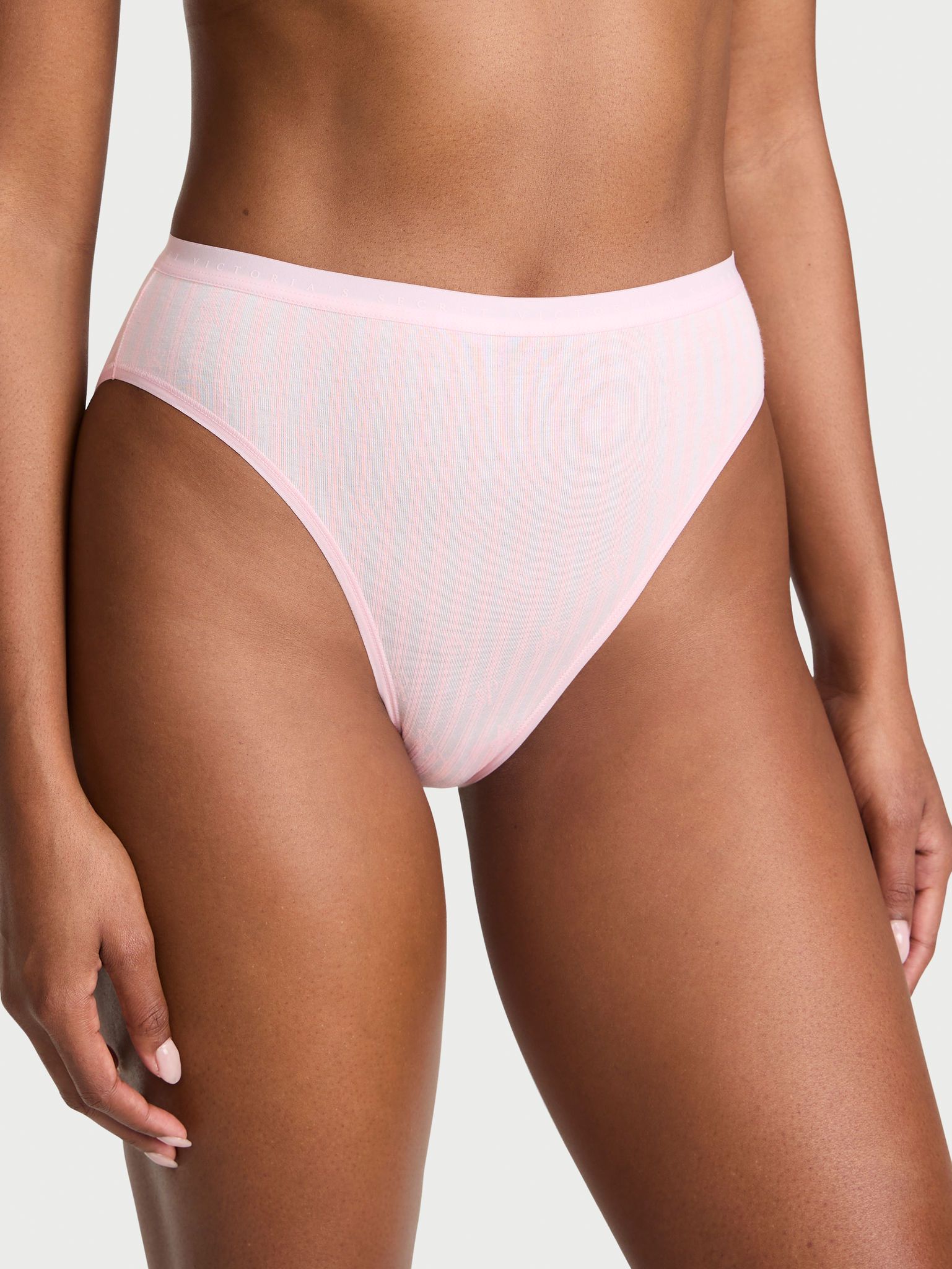 Bavlněné kalhotky s vysokými nohavicemi a vysoko střiženými nohavicemi. Produkt je vzorovaný a pochází z kolekce Victoria's Secret.