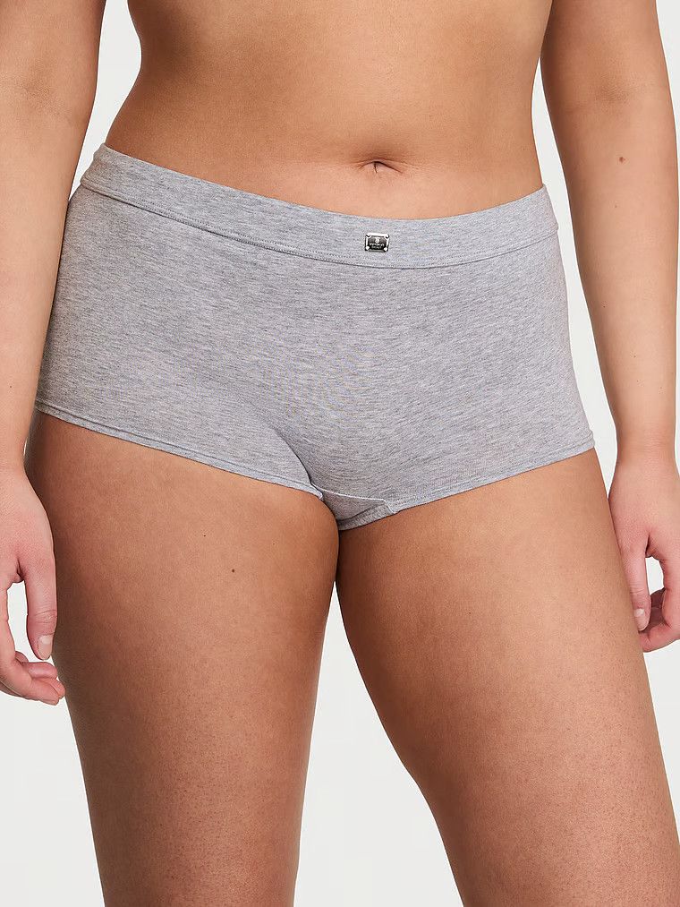 Bavlněné kalhotky, šortky s logem v pase Boyshort Hardware. Výrobek je šedý a pochází z kolekce Cotton.