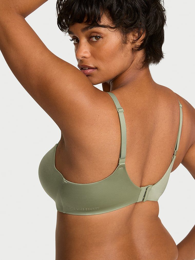 Podprsenka je mírně vycpaná balconetou FlexFactor. Produkt je zelené barvy a pochází z kolekce Body by Victoria.