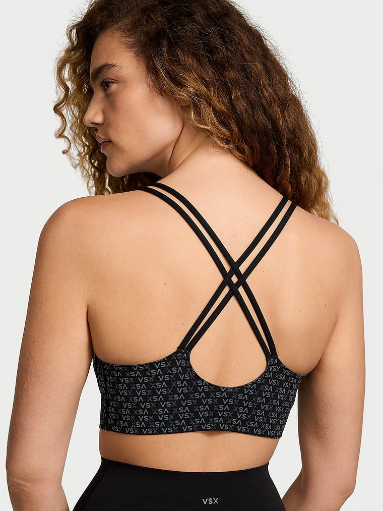 Sportovní podprsenka s lehkou podporou Elevate Strappy. Produkt je vzorovaný a pochází z kolekce VSX.