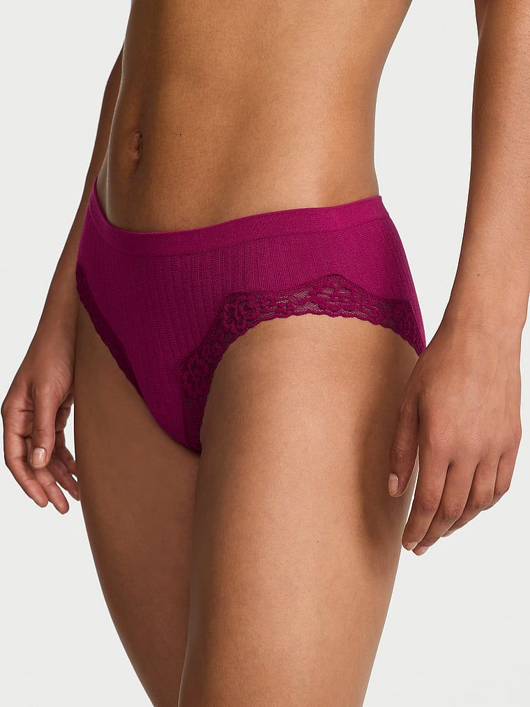 Kalhotky s krajkou na okrajích Seamless Rib Hiphugger. Produkt je růžový a pochází z kolekce Body by Victoria.