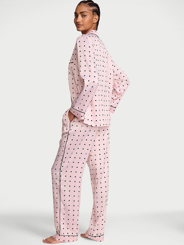Typické saténové pyžamo s dlouhými rukávy. Produkt má vzorovanou barvu a pochází z kolekce Victoria's Secret.