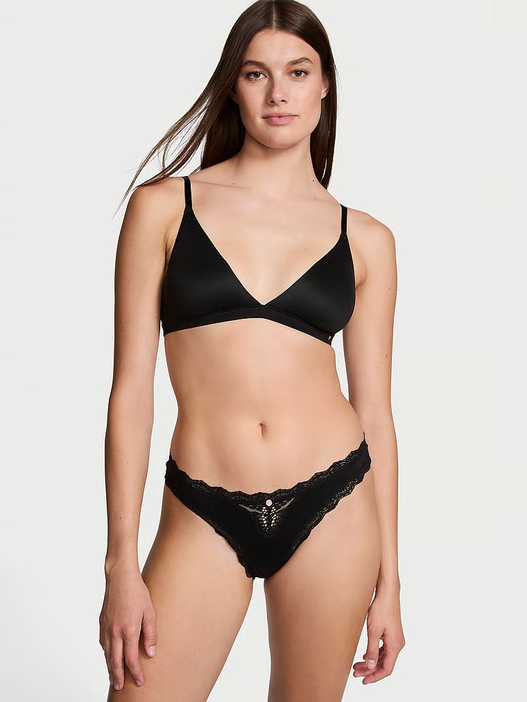 Tanga s krajkovým lemem. Produkt je černý a pochází z kolekce Dream Angels.