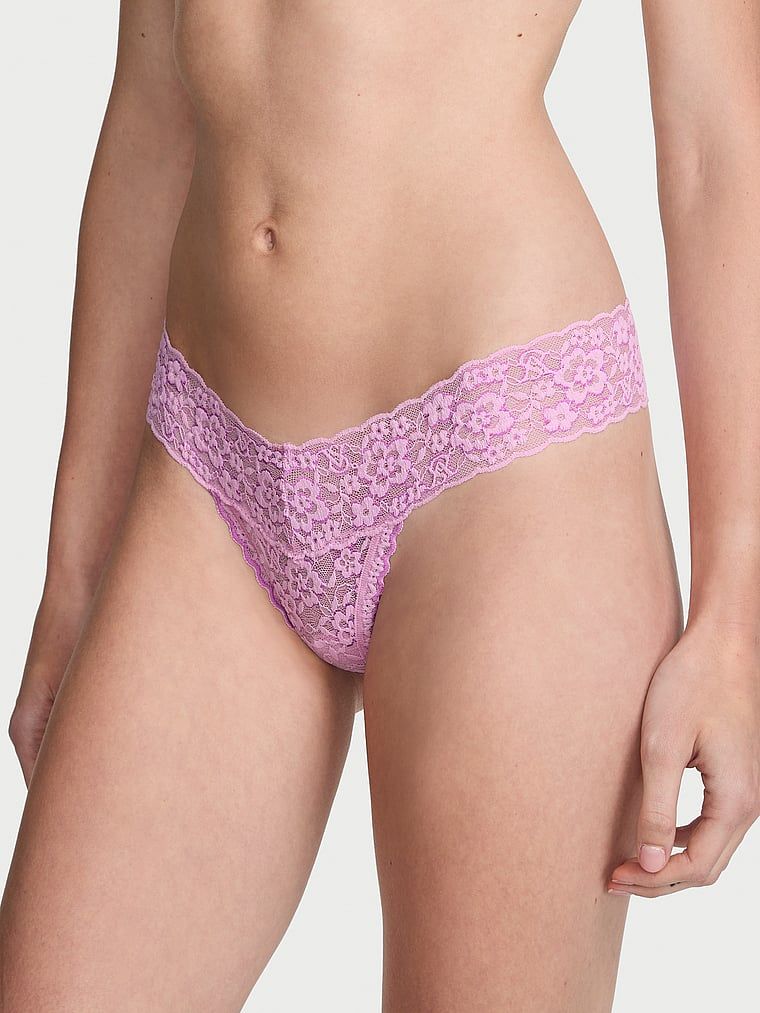 Krajkové tanga Lace. Produkt je růžové barvy a pochází z kolekce Lacie.