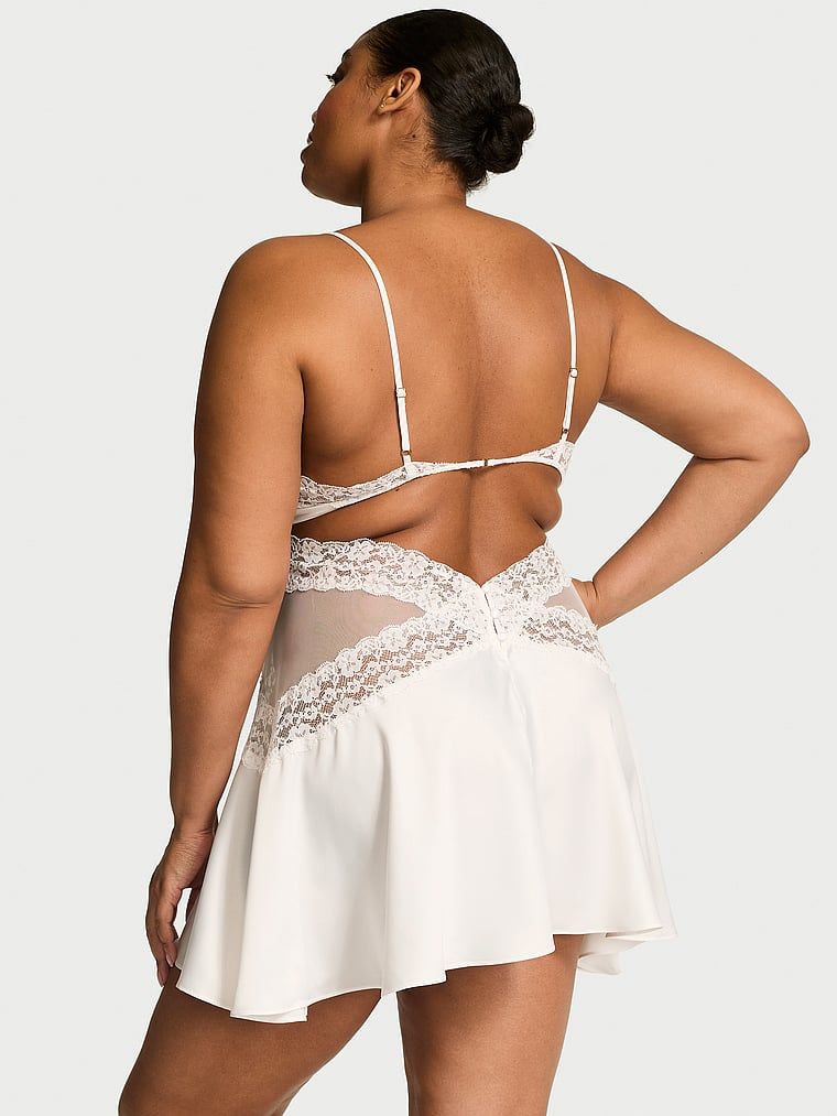 Saténová noční košile s krajkou a saténovou volánkovou podložkou. Výrobek je bílý a pochází z kolekce Dream Angels.