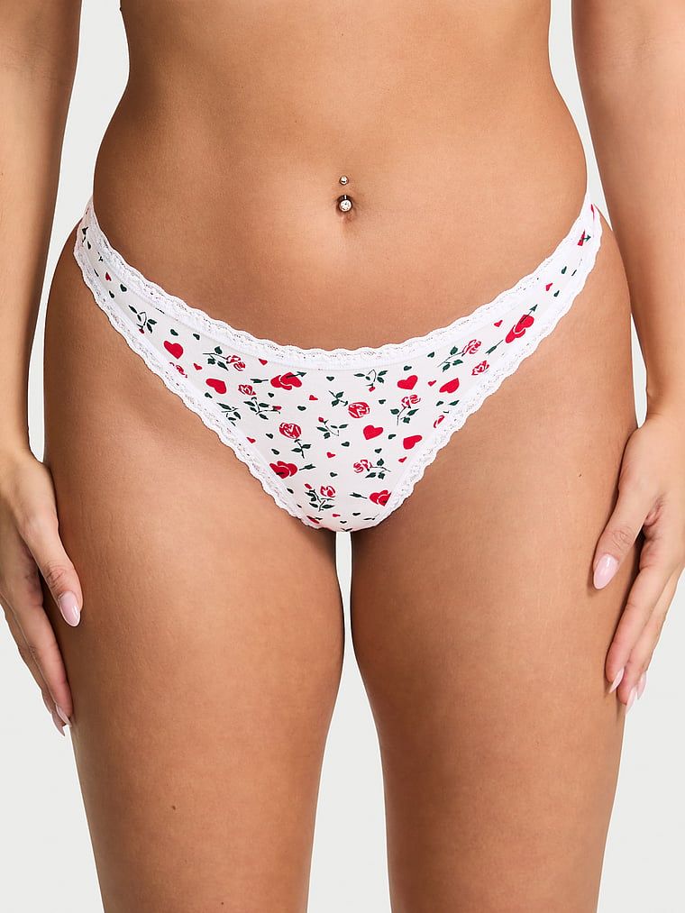 Bavlněné tanga s krajkou na okrajích Lace-Waist. Produkt je vzorovaný a pochází z kolekce Lace Trim.