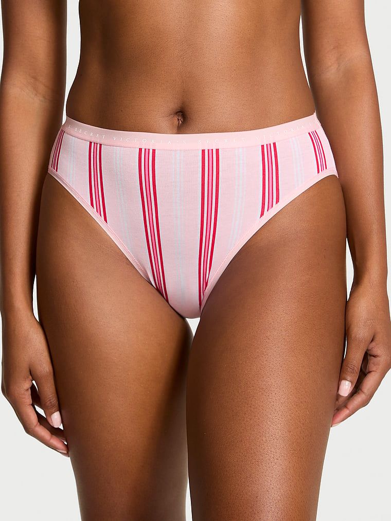 Bavlněné kalhotky s vysokým střihem na nohavicích High-Leg Brief. Produkt je vzorovaný a pochází z kolekce Victoria's Secret.