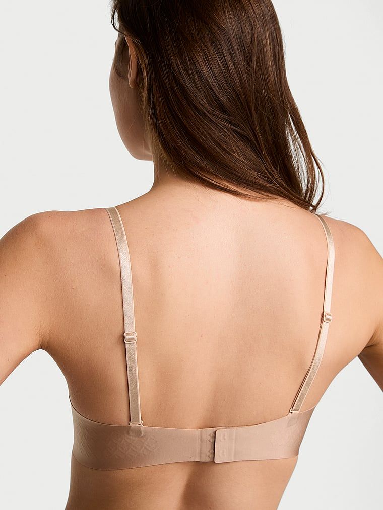 Podprsenka bez ramínek s mírně vypolstrovanými ramínky. Produkt je béžové barvy a pochází z kolekce Invisible by Victoria's Secret.