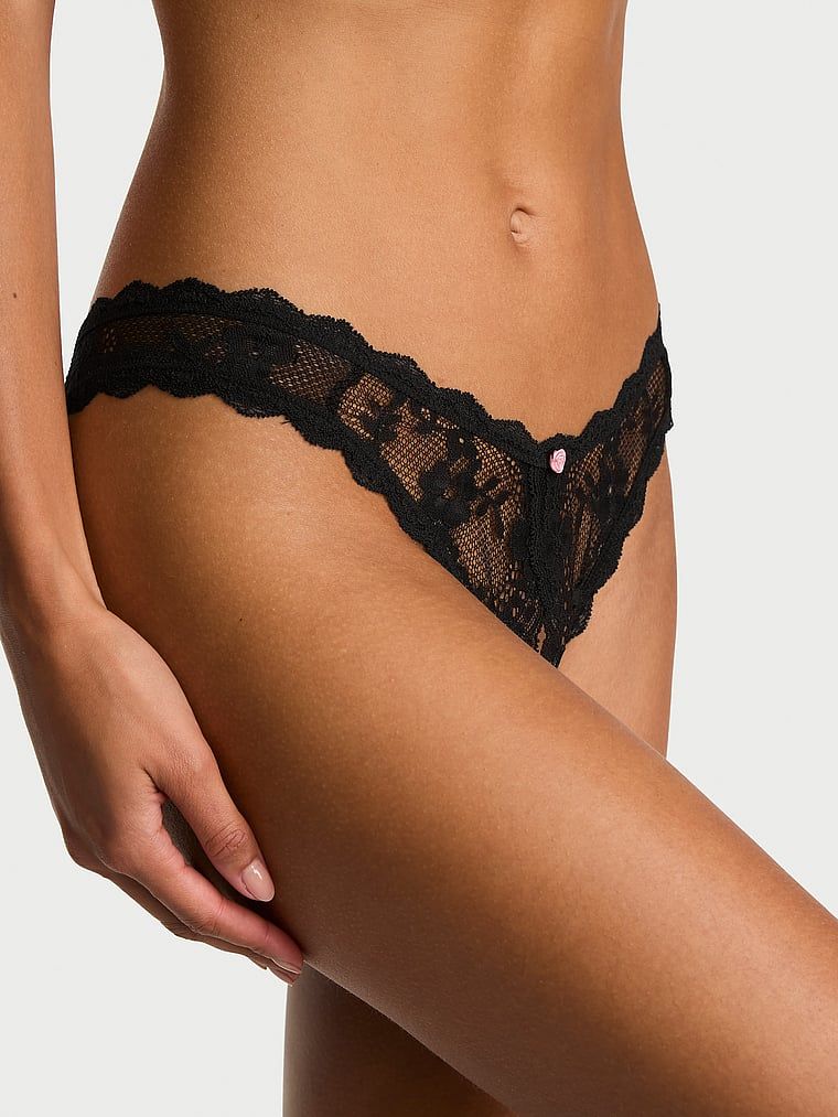 Peekaboo brazilské krajkové kalhotky v rozkroku. Produkt je černý a pochází z kolekce Dream Angels.