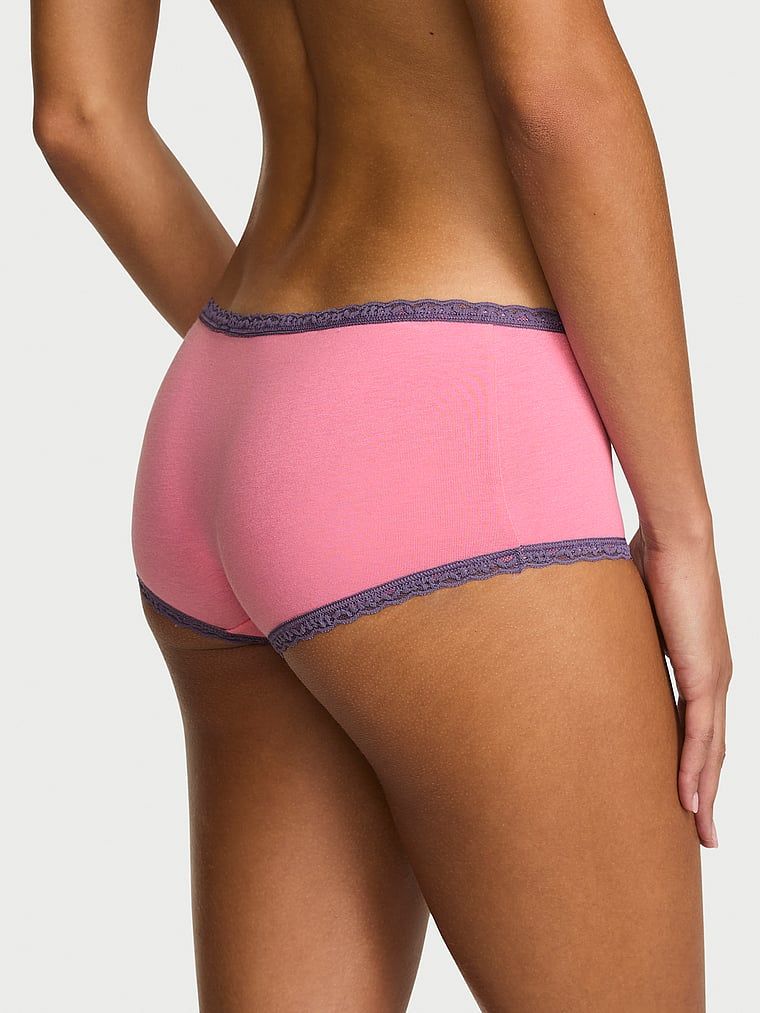 Bavlněné kraťasy s krajkou na okrajích, krajkové šortky s lemováním Boyshort. Produkt je růžové barvy a pochází z kolekce Lace Trim.