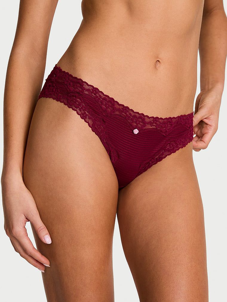 Pruhované bavlněné kalhotky s krajkou na okrajích bikin. Výrobek má červenou barvu a pochází z kolekce Lace Trim.