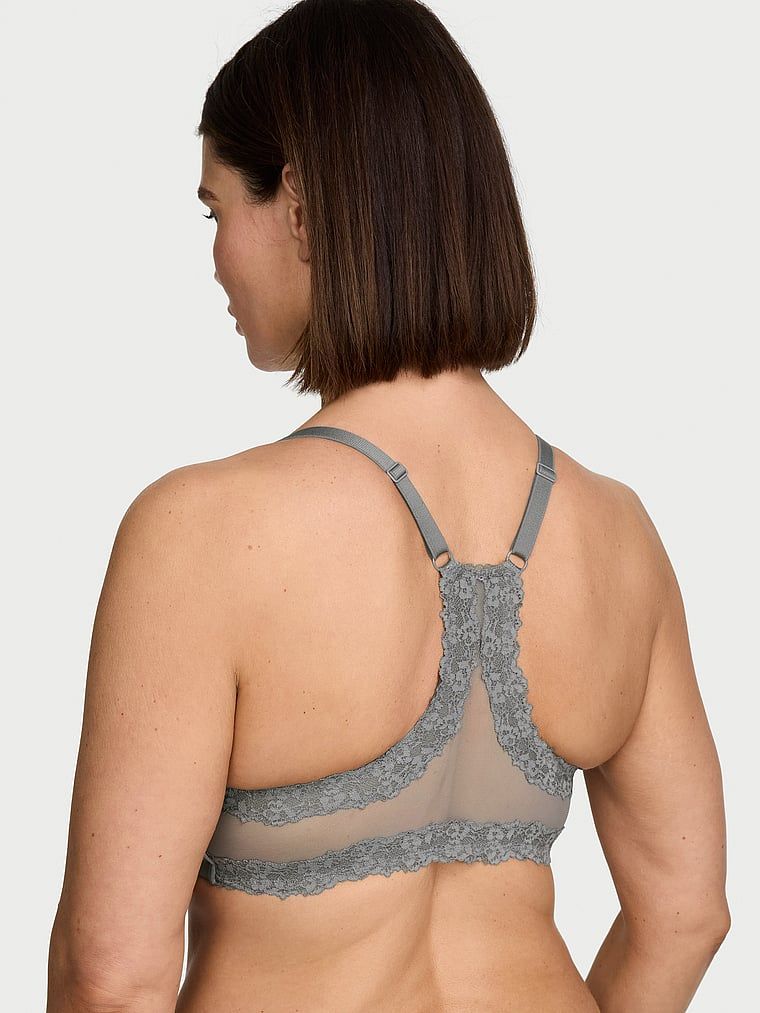 Lehce přišitá podprsenka zapnutá vpředu silně uzavřenými košíčky Racerback. Produkt je šedou barvy, pochází z kolekce Body by Victoria.