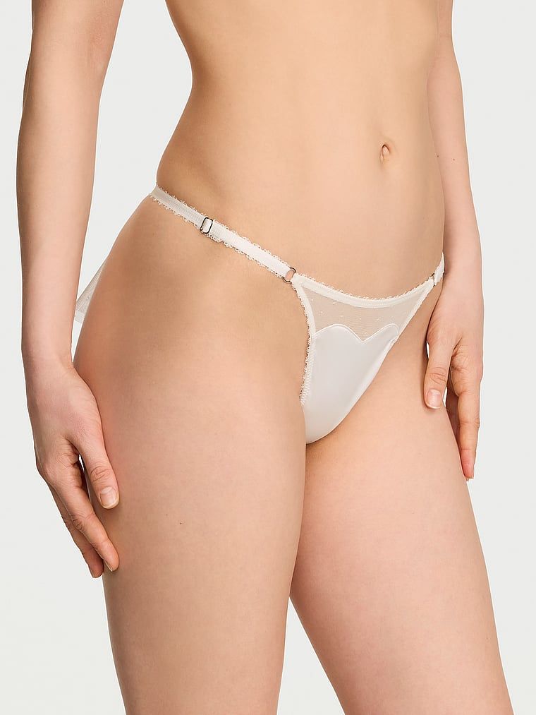 Nevěsta Nevěsta Tease Mašle Svatební tanga s mašlí vzadu. Produkt je bílé barvy a pochází z kolekce Victoria's Secret.