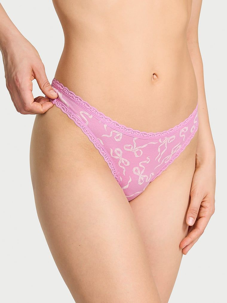 Bavlněná tanga s krajkou na okrajích Lace-Waist. Výrobek je vzorovaný a pochází z kolekce Lace Trim.