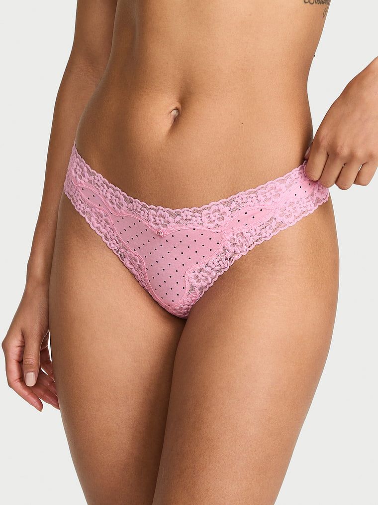 Bavlněná tanga s krajkou a lemem s krajkou. Produkt má vzorovanou barvu a pochází z kolekce Lace Trim.