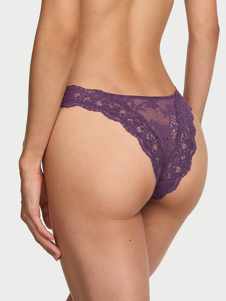 Brazilské krajkové kalhotky. Produkt je fialové barvy a pochází z kolekce Dream Angels.