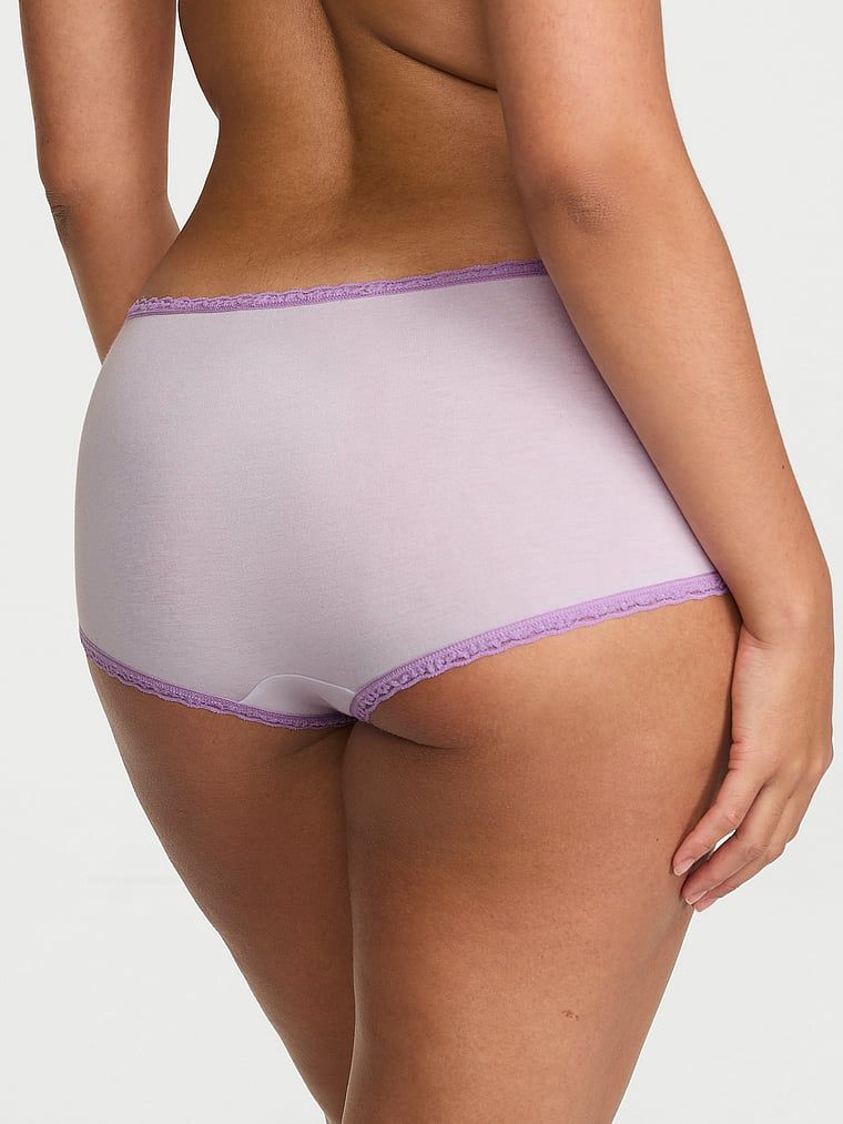 Bavlněné kraťasy s krajkou na okrajích, krajkové šortky s lemováním Boyshort. Produkt je fialové barvy a pochází z kolekce Lace Trim.