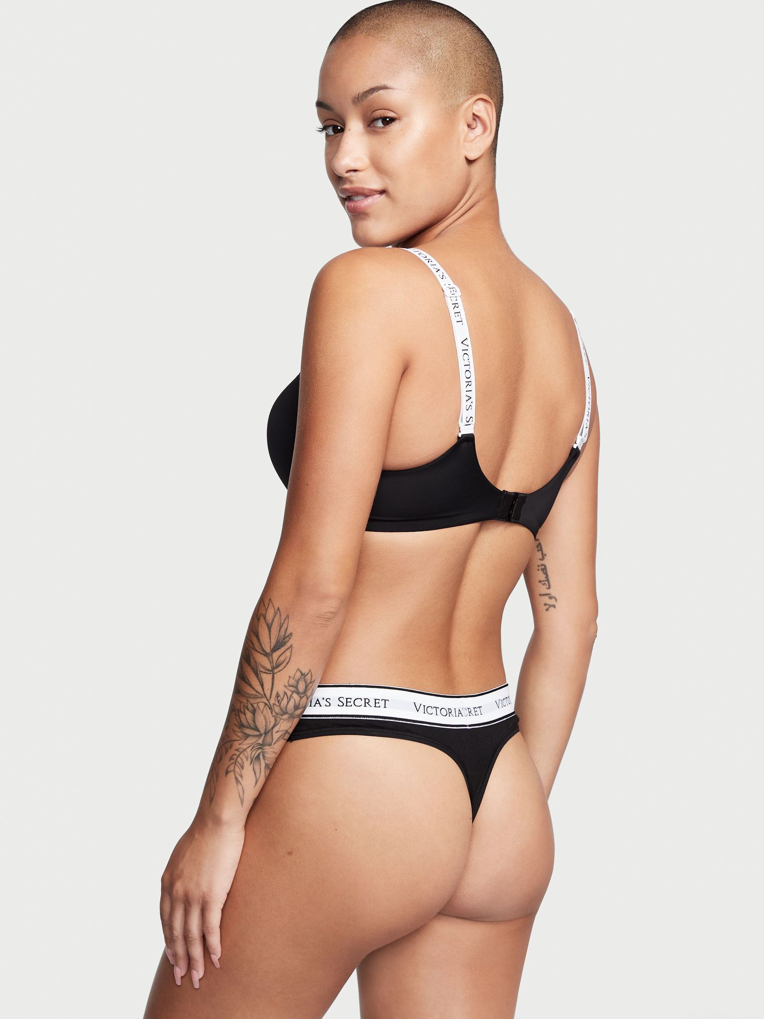 Bavlněná tanga s logem v pase. Výrobek je černý a pochází z kolekce Cotton.