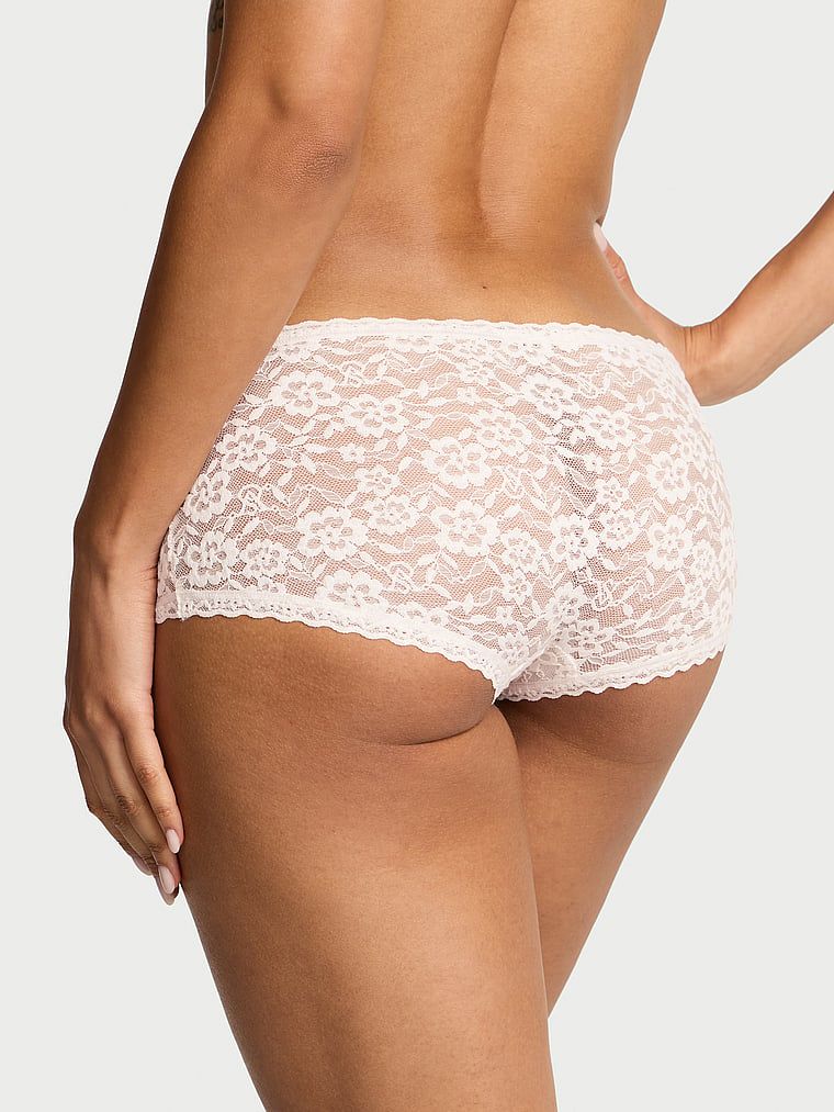 Krajkové kraťasy s nízkým pasem Boyshorts. Produkt je bílé barvy a pochází z kolekce Lacie.