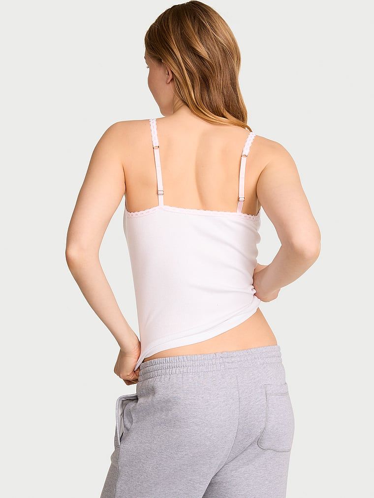 Koketní bavlněný spací top s žebrováním na clemér. Produkt je bílé barvy a pochází z kolekce Victoria's Secret.