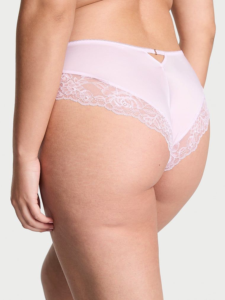 Kalhotky s krajkou na okrajích a vysoko střiženými nohavicemi Lace-Trim Cheeky. Produkt je fialový a pochází z kolekce Very Sexy.