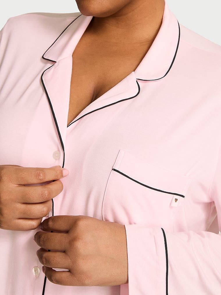 Dlouhé modální pyžamo. Produkt je růžový a pochází z kolekce Victoria's Secret.