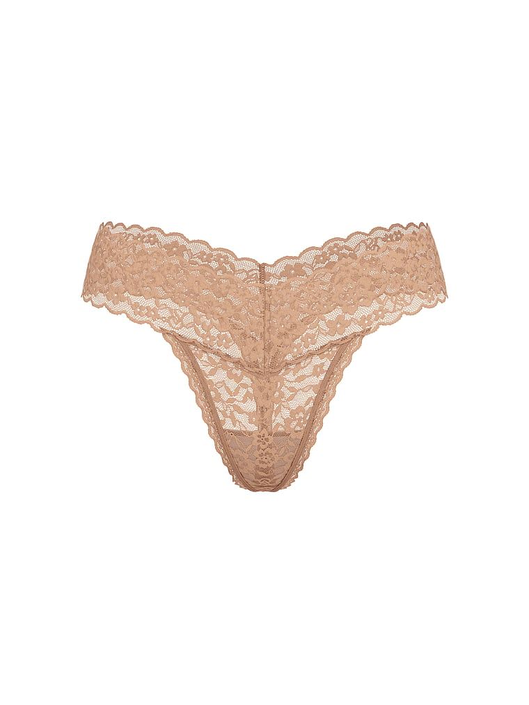 Tanga z rozkvetlé krajky. Produkt je béžový a pochází z kolekce Lacie.