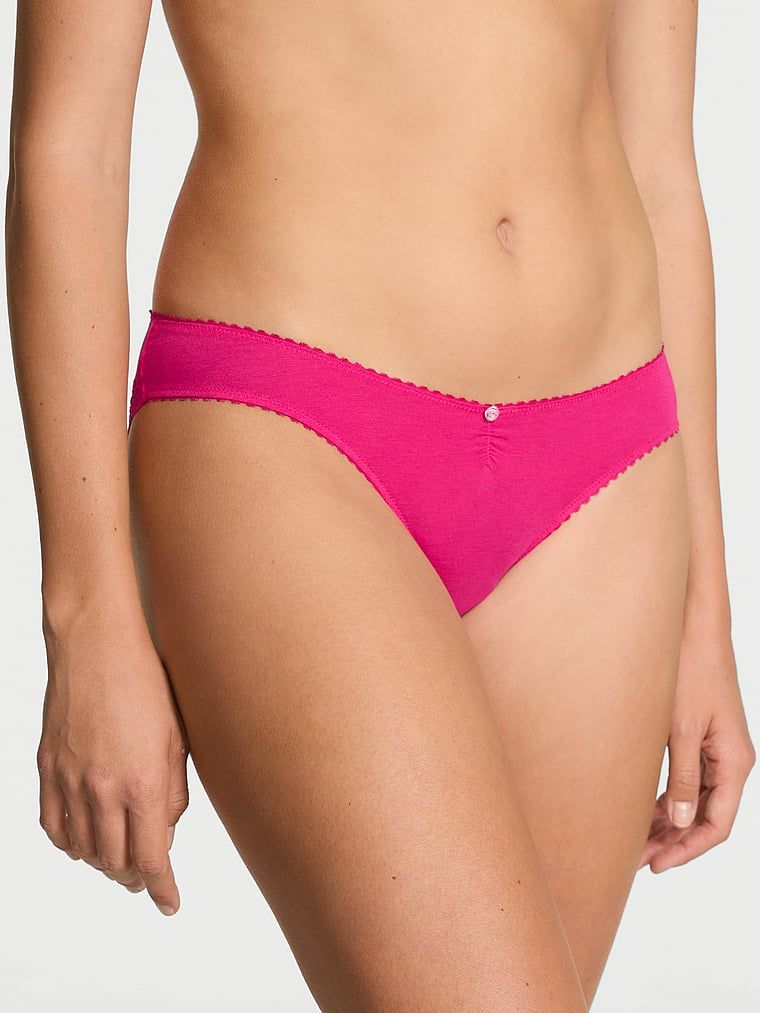 Bavlněné kalhotky s síťkou na zadní straně bikin Heart Lace. Produkt je růžové barvy a pochází z kolekce Victoria's Secret.