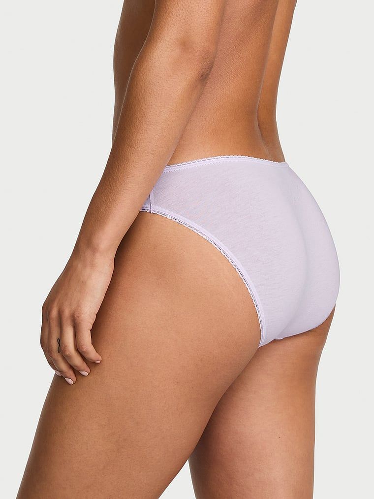 Bavlněné kalhotky s krajkou bikin. Produkt je fialové barvy a pochází z kolekce Victoria's Secret.