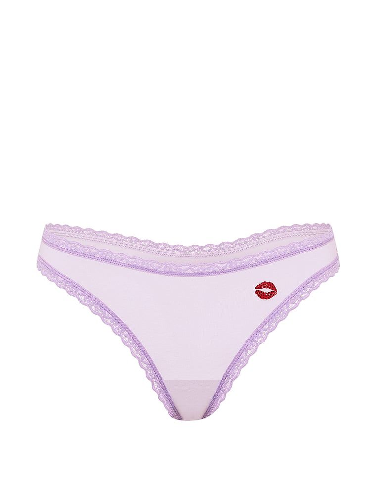 Bavlněné tanga s krajkou na okrajích Lace-Waist. Produkt je fialové barvy a pochází z kolekce Lace Trim.