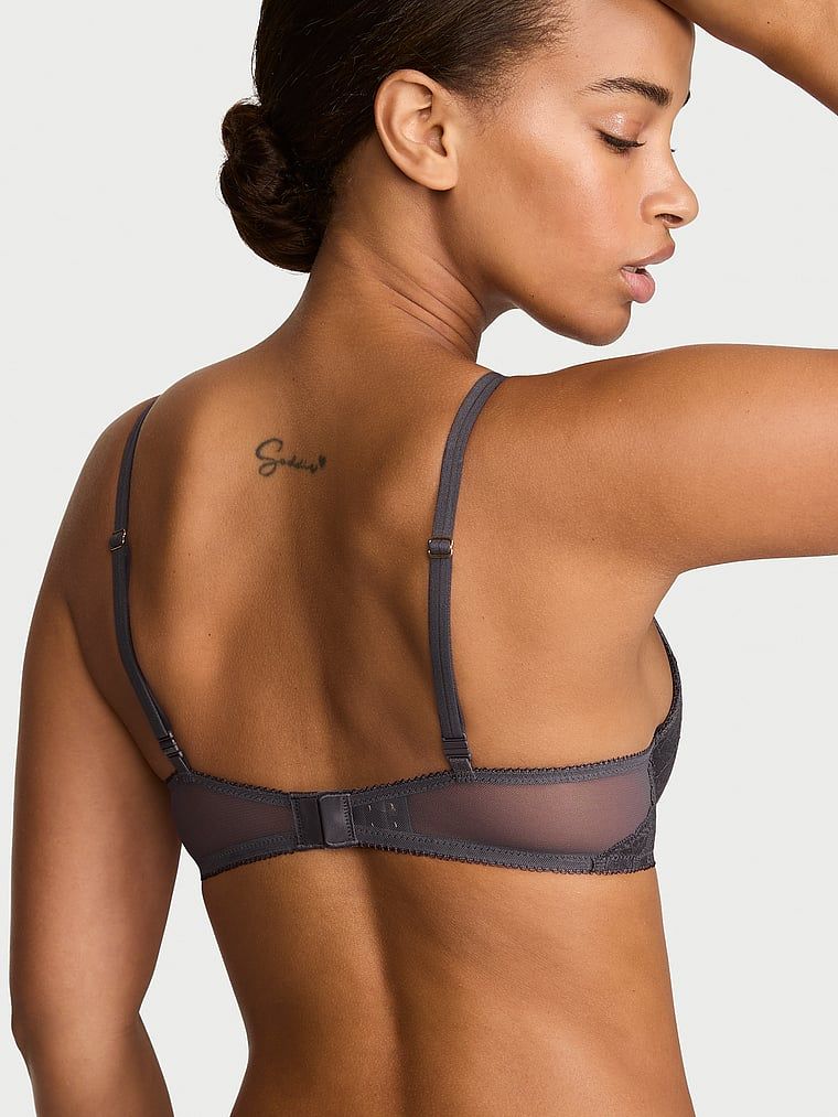 Podprsenka na push-up s hlubokými krajkovými vložkami. Produkt je šedobarevný a pochází z kolekce Very Sexy.