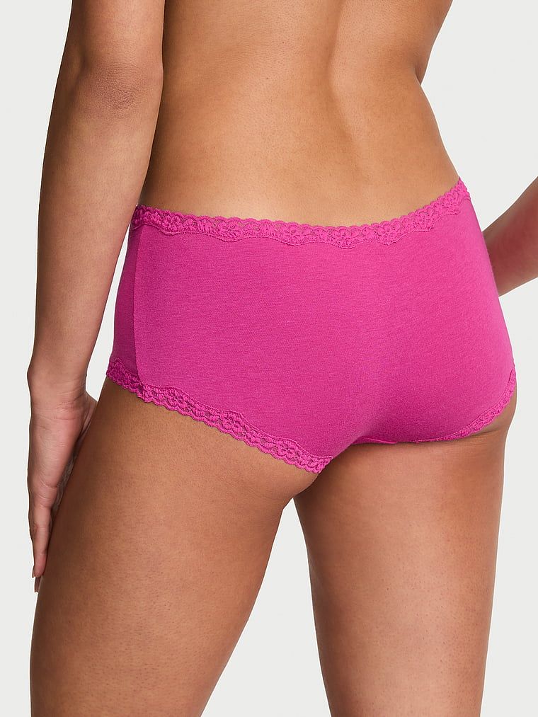 Bavlněné kraťasy s krajkou na okrajích, krajkové šortky s lemováním Boyshort. Produkt je růžové barvy a pochází z kolekce Lace Trim.