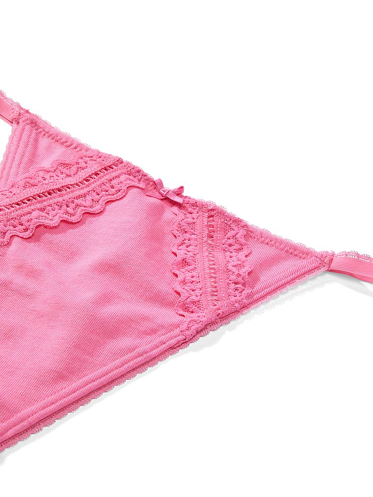 Bavlněné tanga s vložkami na krajku. Produkt je růžové barvy a pochází z kolekce Victoria's Secret.