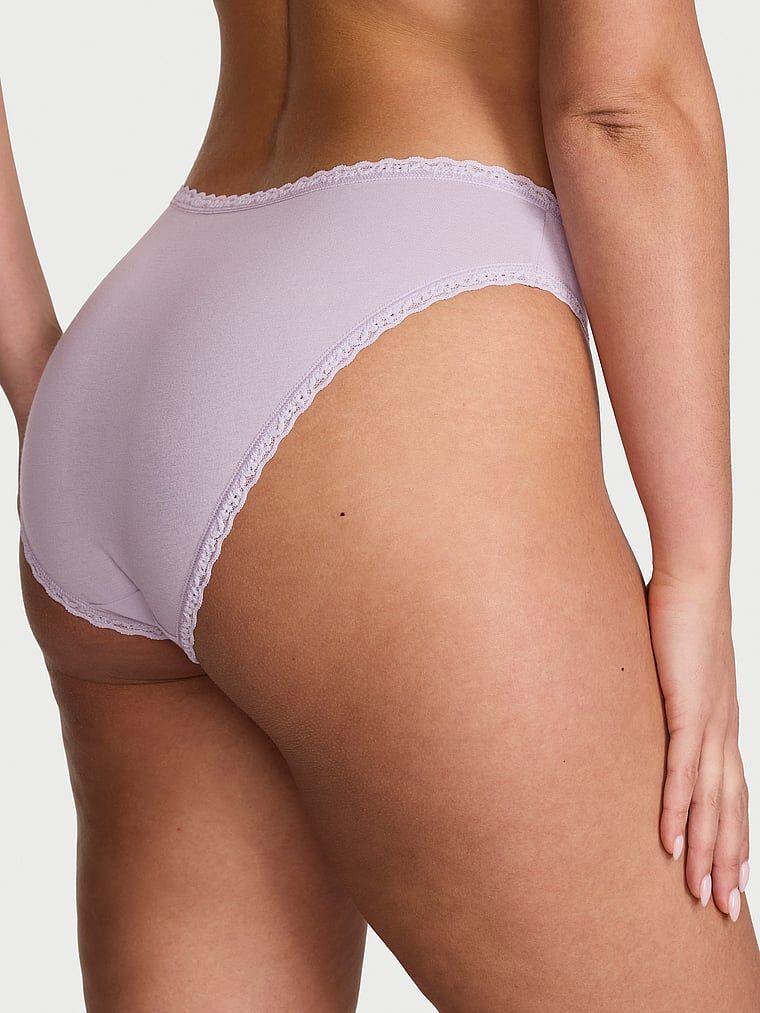 Bavlněné kalhotky s krajkovými bikinami s krajkovým lemováním. Produkt je fialové barvy a pochází z kolekce Lace Trim.