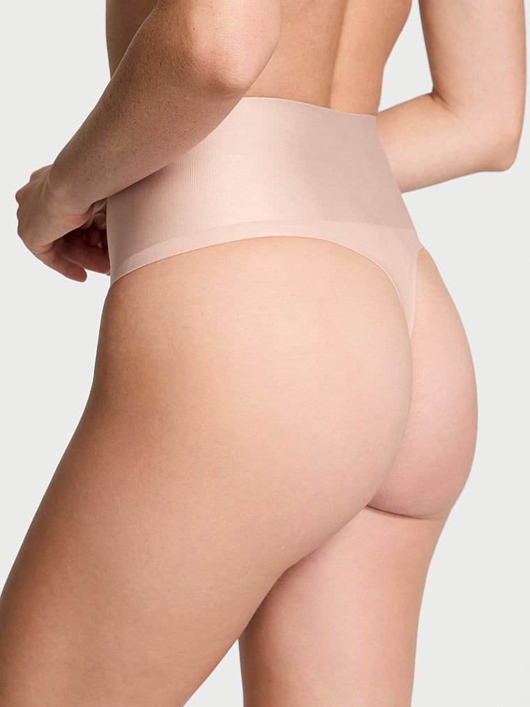 Vyhlazující tvarující tanga s vysokým pasem. Produkt je béžový a pochází z kolekce Body by Victoria.