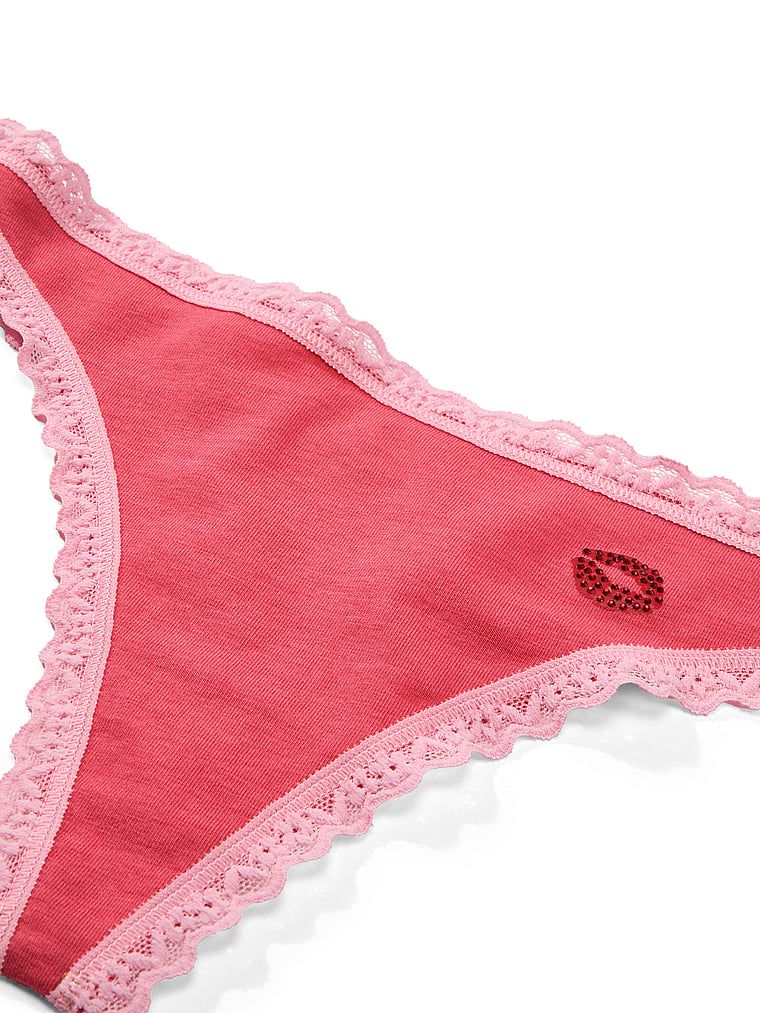 Bavlněné tanga s krajkou na okrajích Lace-Waist. Produkt je červené barvy a pochází z kolekce Lace Trim.