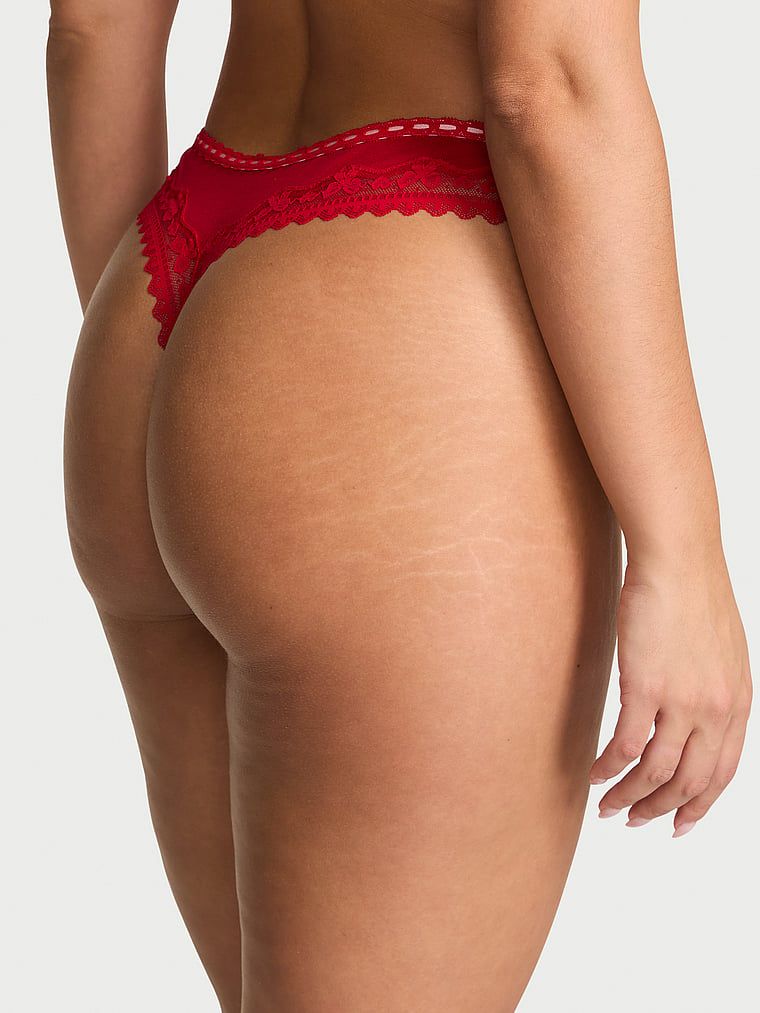 Bavlněné tanga s motlou s krajkou a lemem. Produkt je červené barvy a pochází z kolekce Lace Trim.
