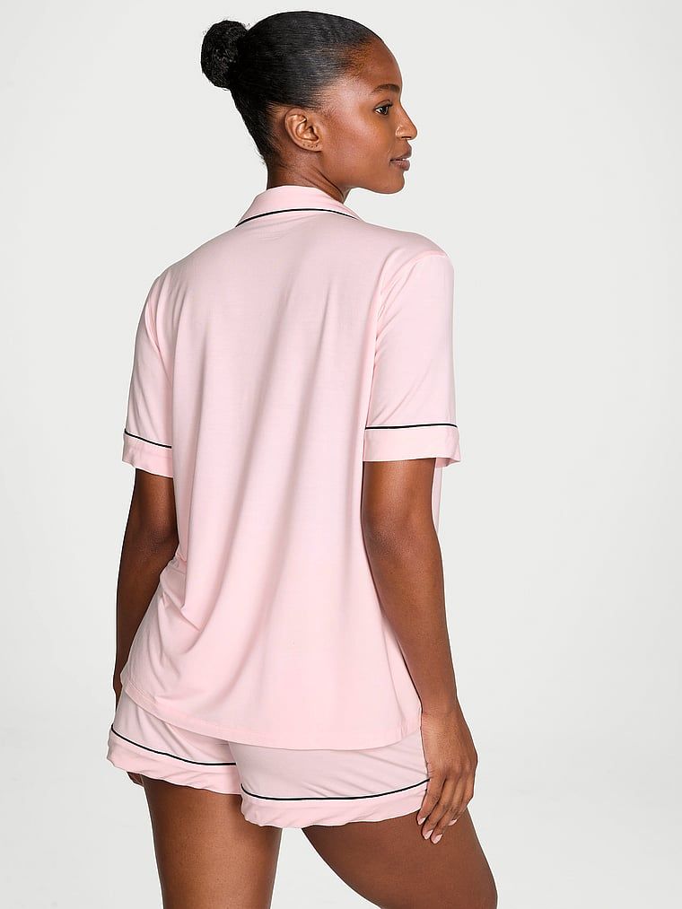 Modalové pyžamo s kraťasy. Produkt je růžový a pochází z kolekce Victoria's Secret.