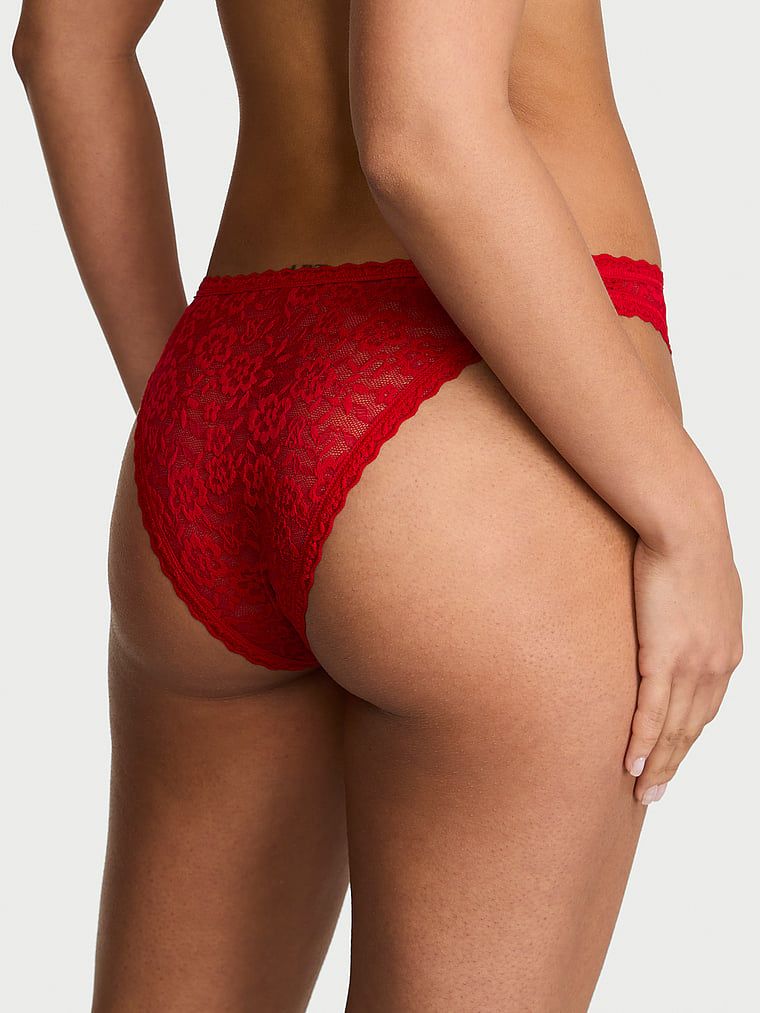 Krajkové kalhotky z krajky z 90. let. Produkt je červené barvy a pochází z kolekce Lacie.