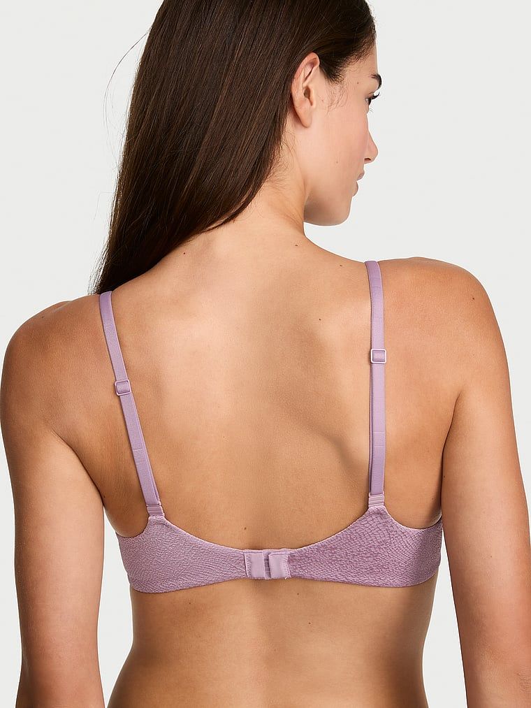 Mírně vycpaná podprsenka s pevně vystavěnými košíčky. Produkt je růžové barvy a pochází z kolekce Body by Victoria.