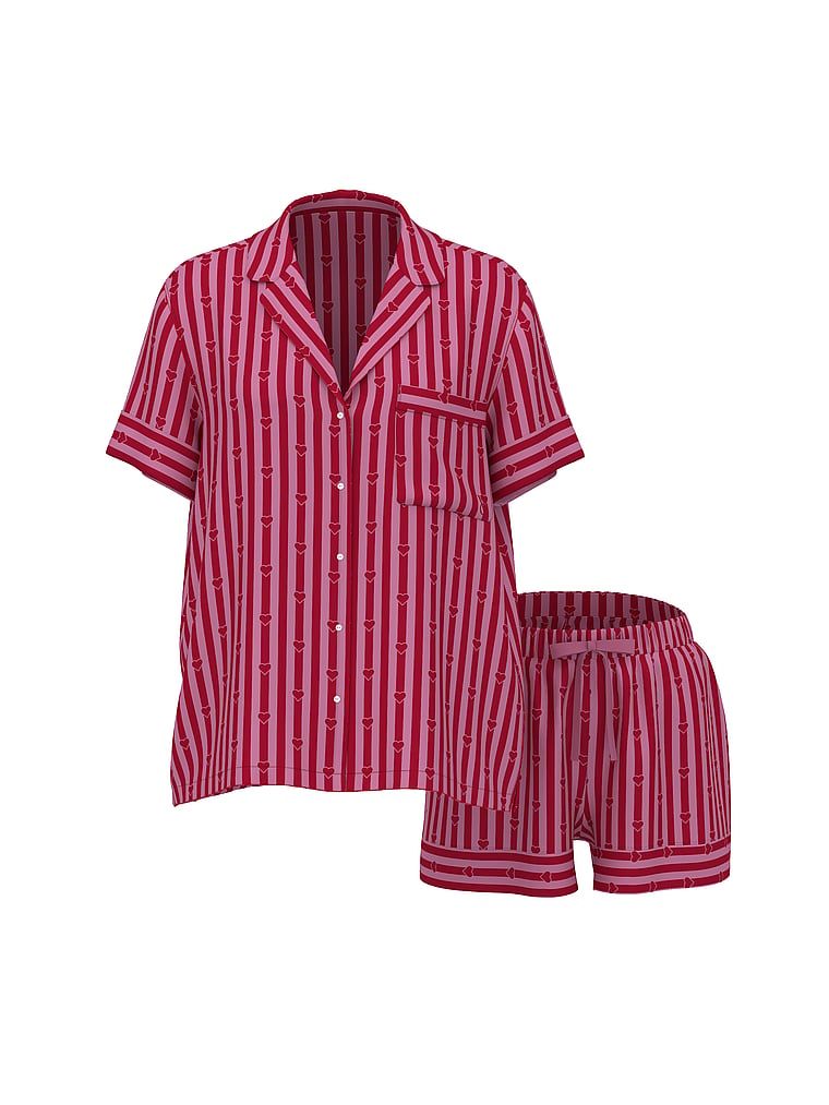 Satěnové pyžamo s podpisovými kraťasy. Produkt má barevný potisk a pochází z kolekce Victoria's Secret.