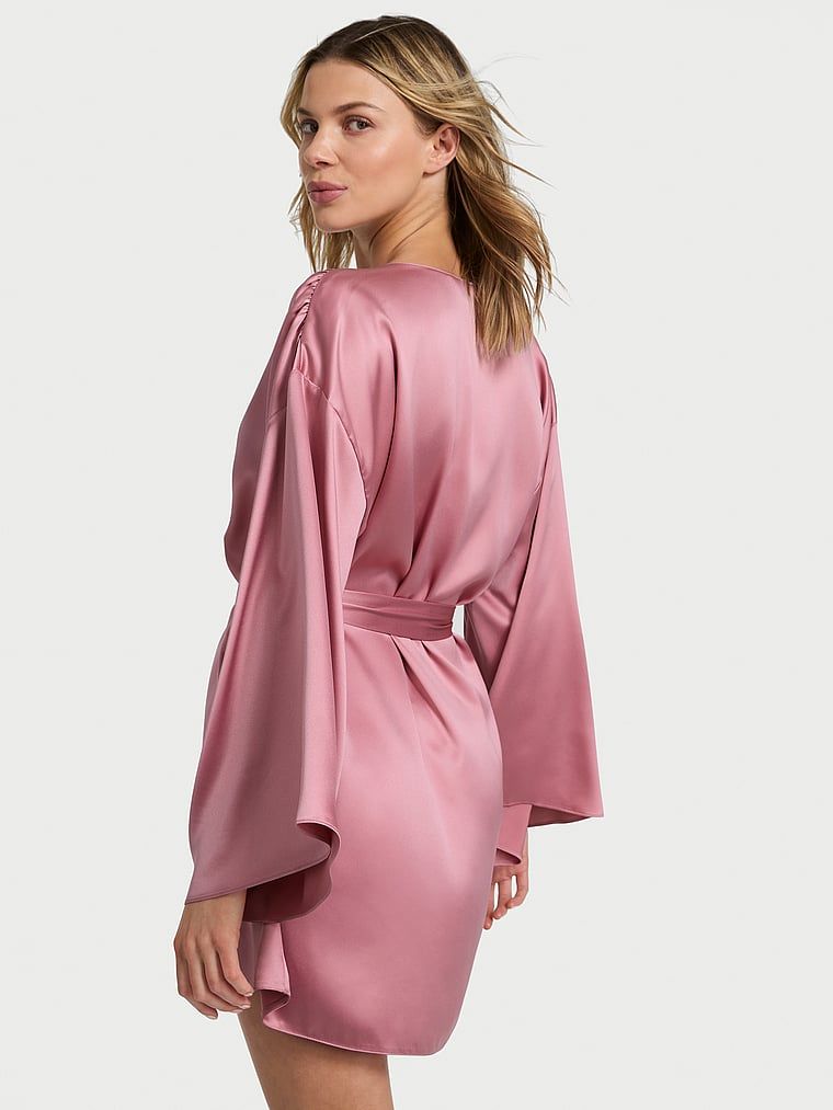Krátký saténový župan. Produkt je růžový a pochází z kolekce Victoria's Secret.