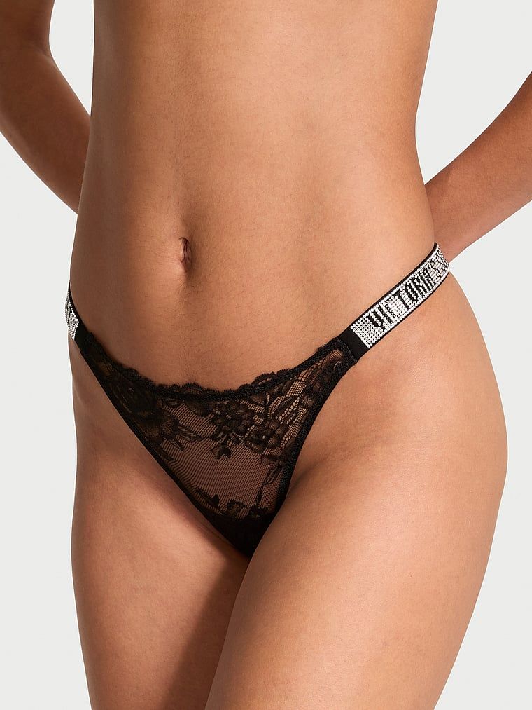 Řemínek Shine Strap Rose Krajka tanga. Produkt je černý a pochází z kolekce Very Sexy.