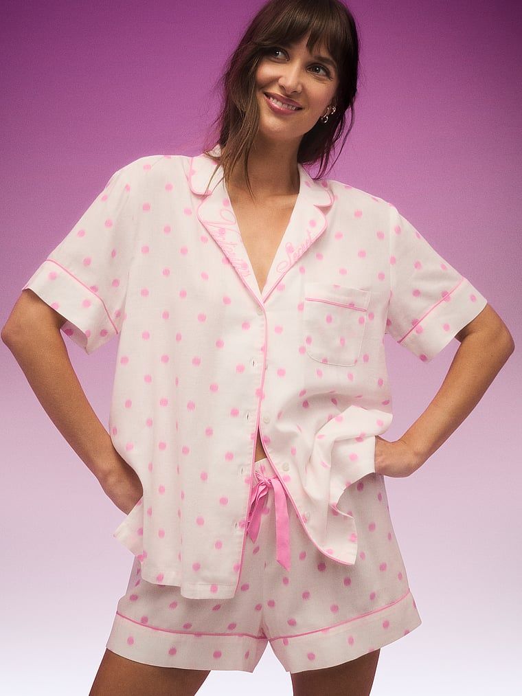 Flanelové pyžamo s kraťasy. Produkt má vzorovanou barvu a pochází z kolekce Victoria's Secret.