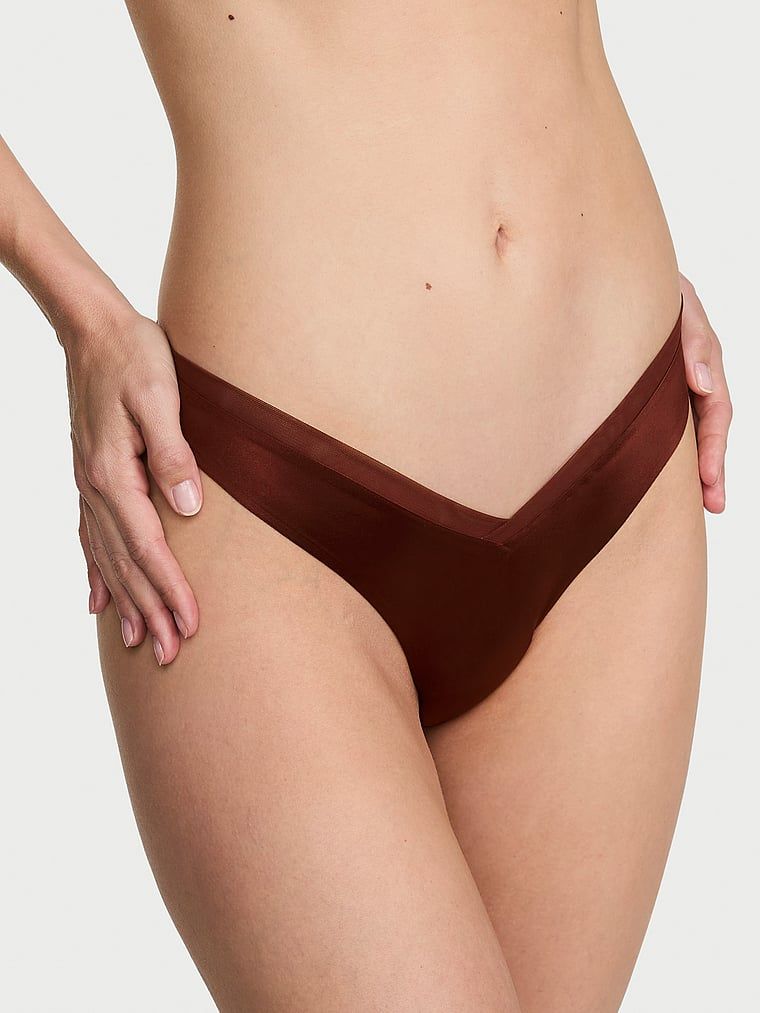 Tanga s ramínky na zádech Sheer Reveal. Produkt je vzorovaný a pochází z kolekce Very Sexy.