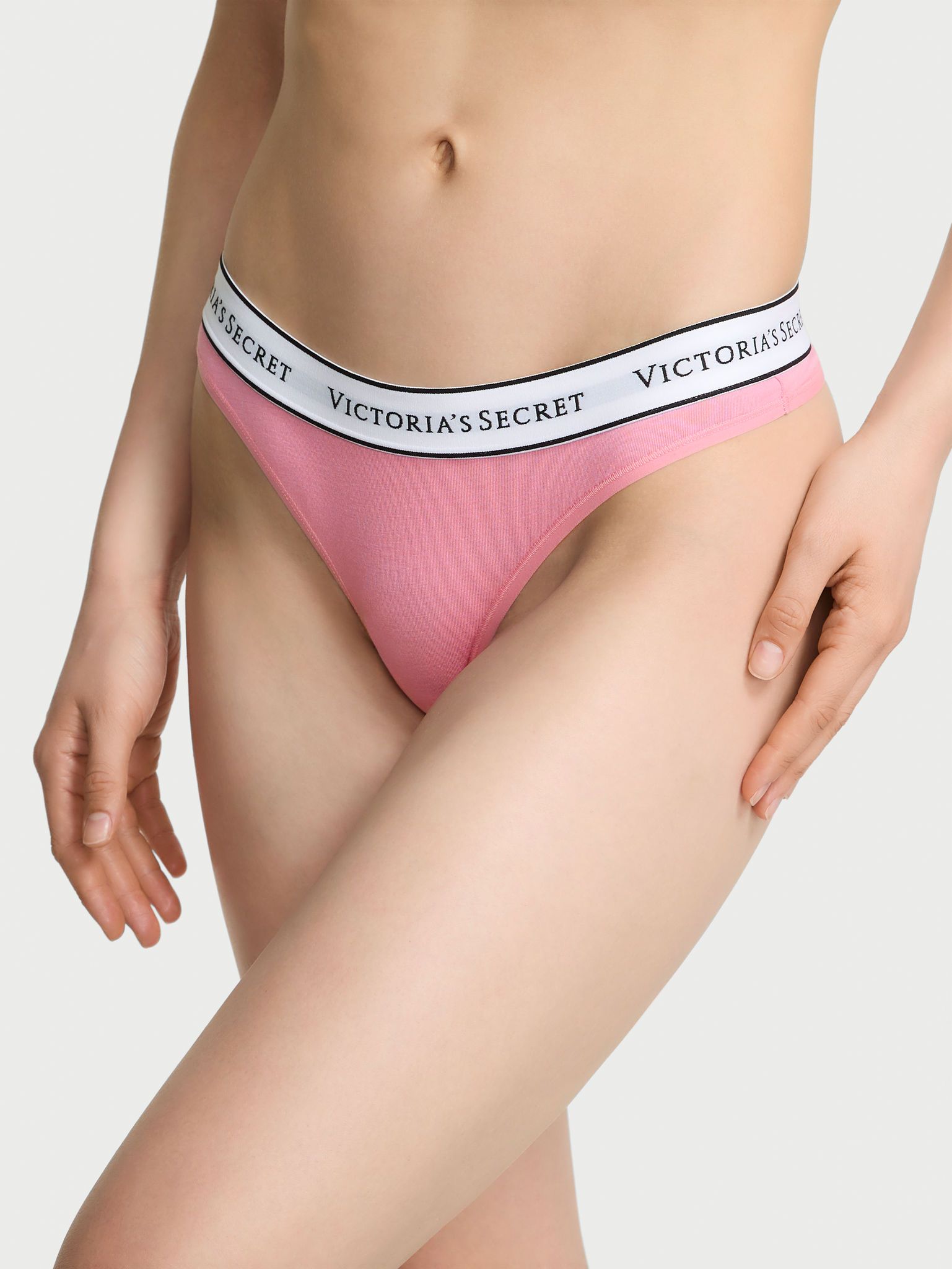 Bavlněná tanga s logem v pase. Produkt je růžový a pochází z kolekce Cotton.