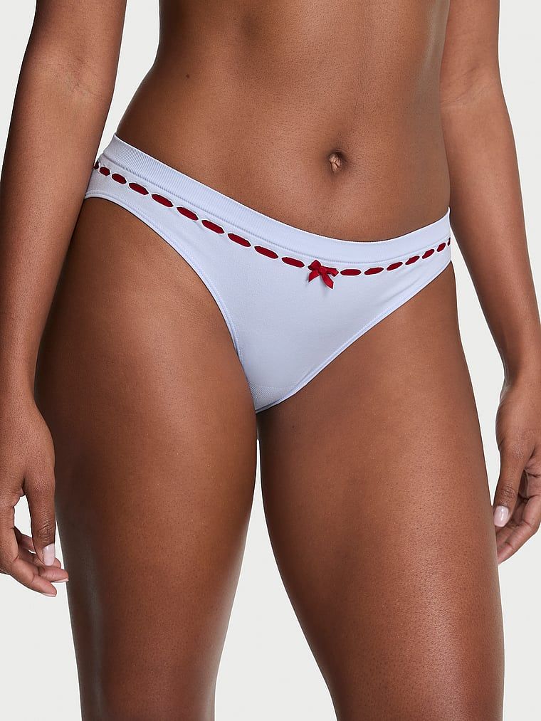 Bikiny kalhotky s bezšvovým drážkováním na stuhu. Produkt je fialové barvy a pochází z kolekce Seamless.
