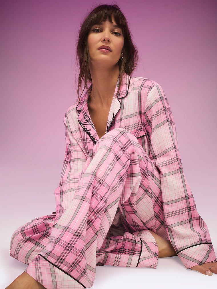 Flanelové pyžamo s dlouhými kalhotami. Produkt má vzorovanou barvu a pochází z kolekce Victoria's Secret.
