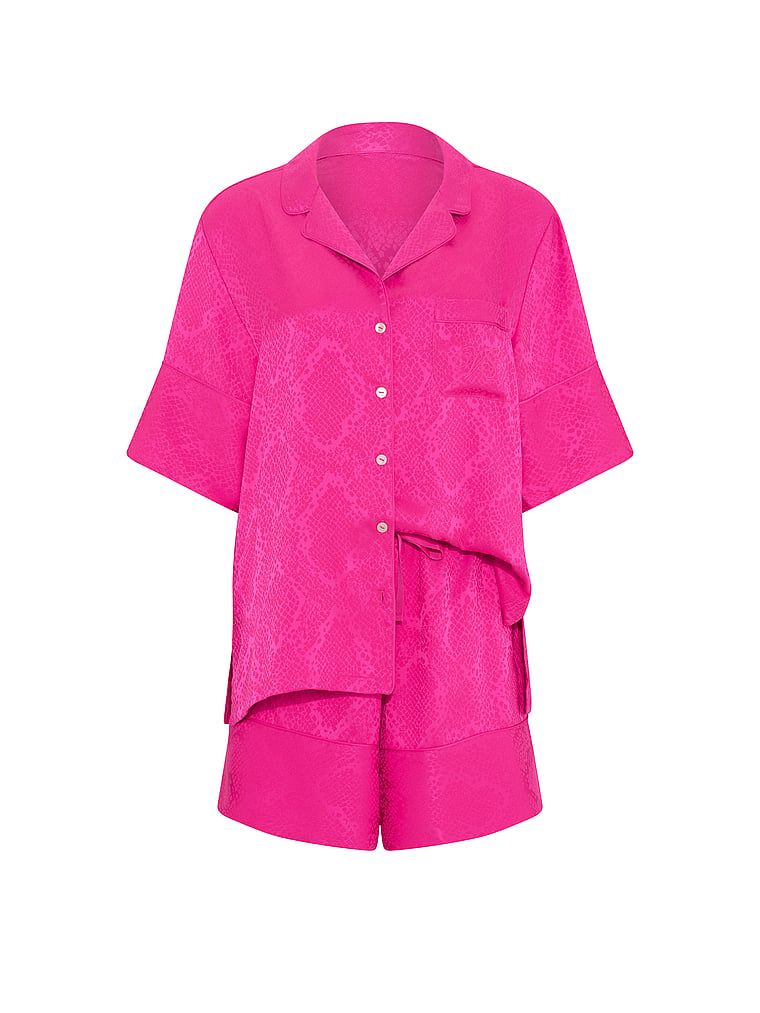 Satěnové pyžamo s Signature šortkami. Produkt je růžové barvy a pochází z kolekce Victoria's Secret.