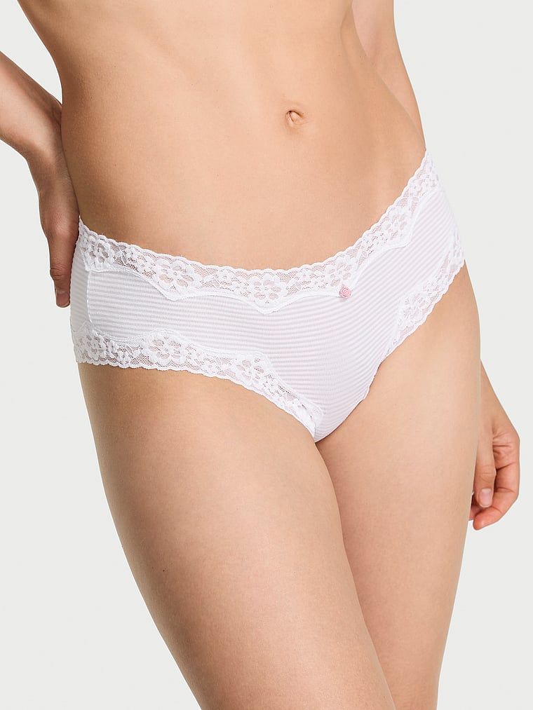 Pruhované bavlněné kalhotky s krajkou na okrajích Cheeky. Produkt je bílý a pochází z kolekce Body by Victoria.